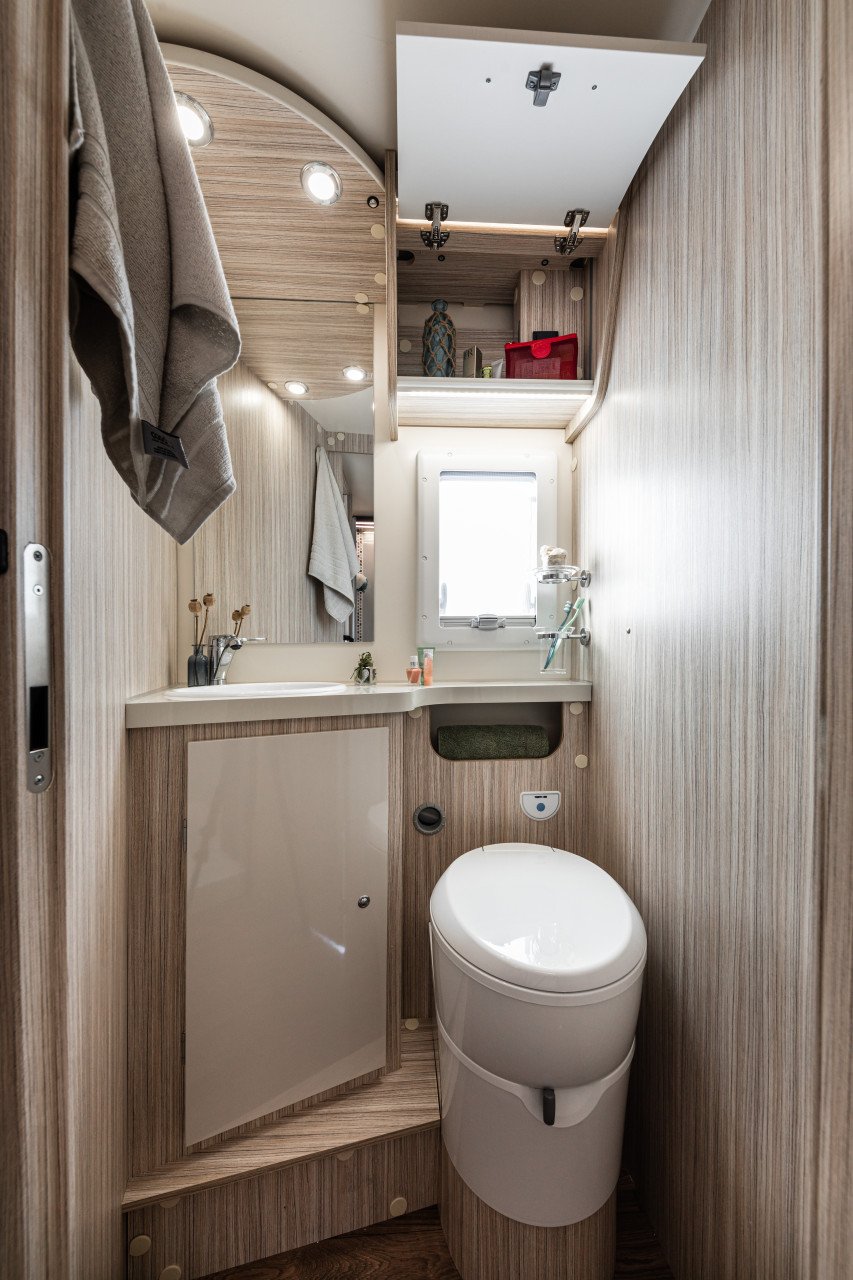 Te Koop: jonge half-integraal camper!