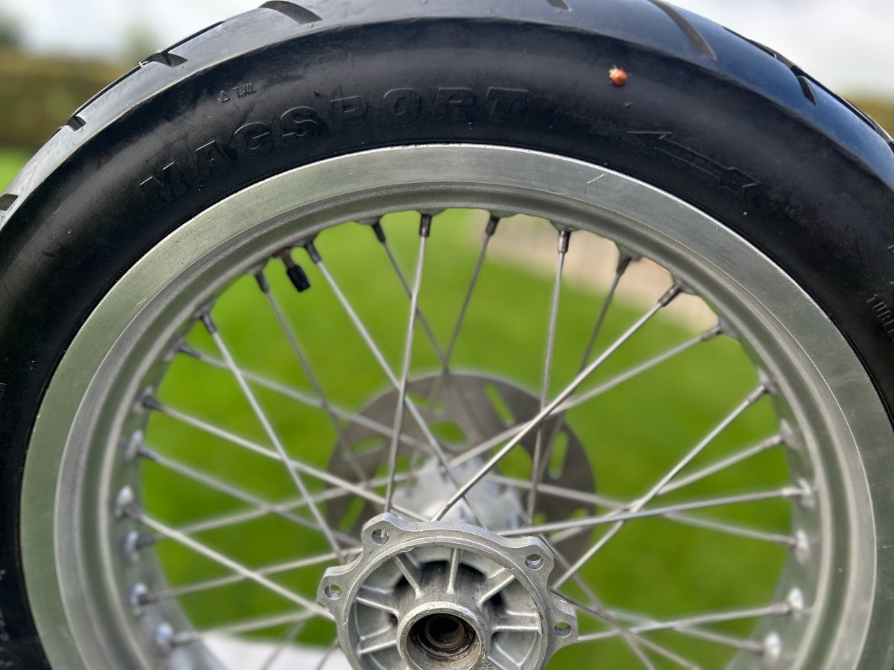 Derbi Sena 50cc achterwiel 17 inch met band 130/80-17 M/C 65H