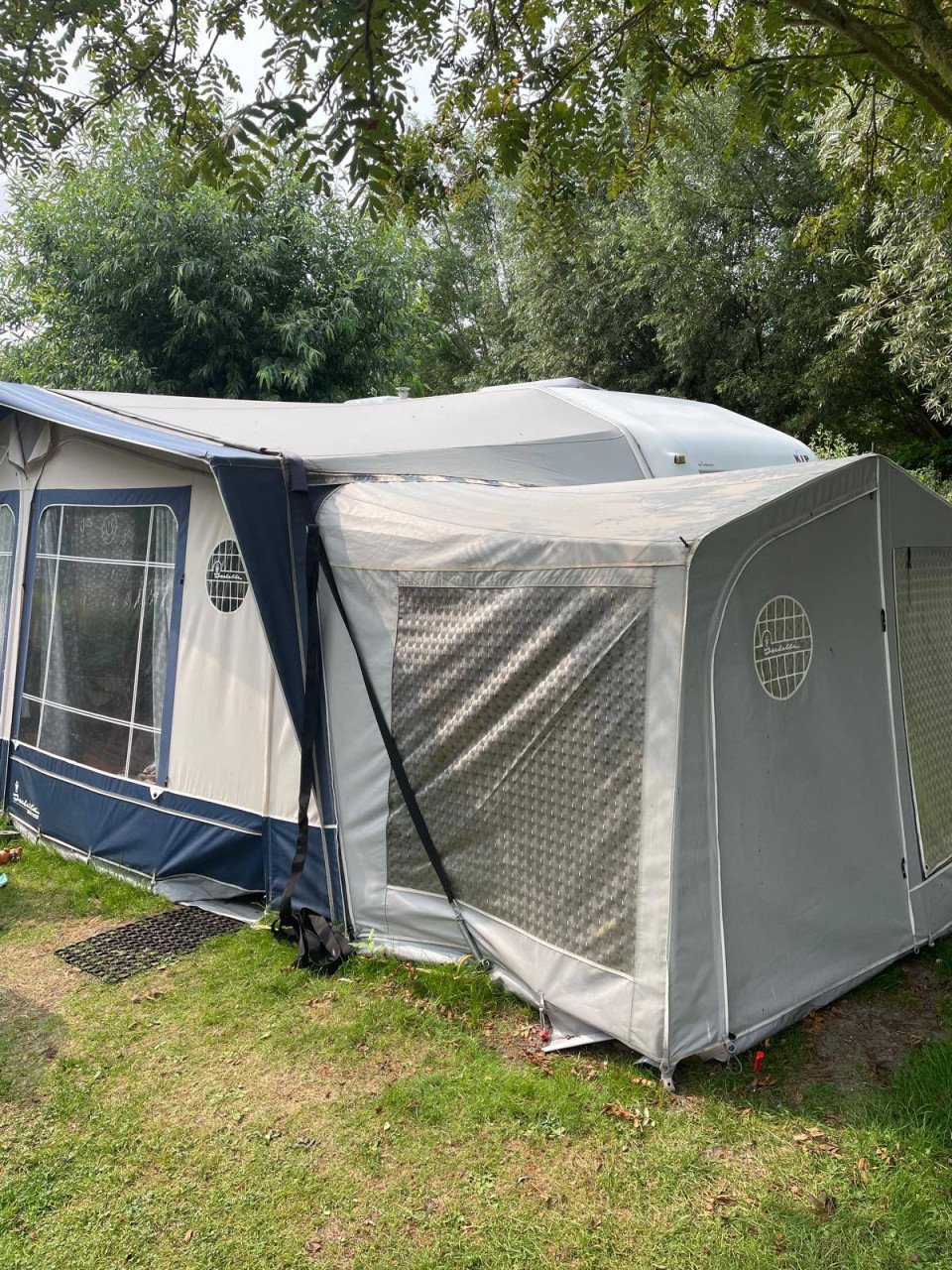 Kip 50 TDB (2001) met voortent plus uitbouw