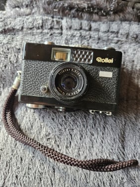 Vintage rollei 35 mm analoge filmcamera met triotar 3,5/40 mm lens