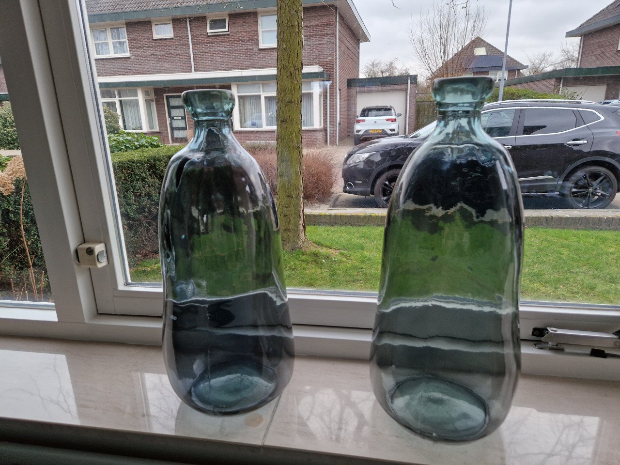 Blauwe glazen sierflessen