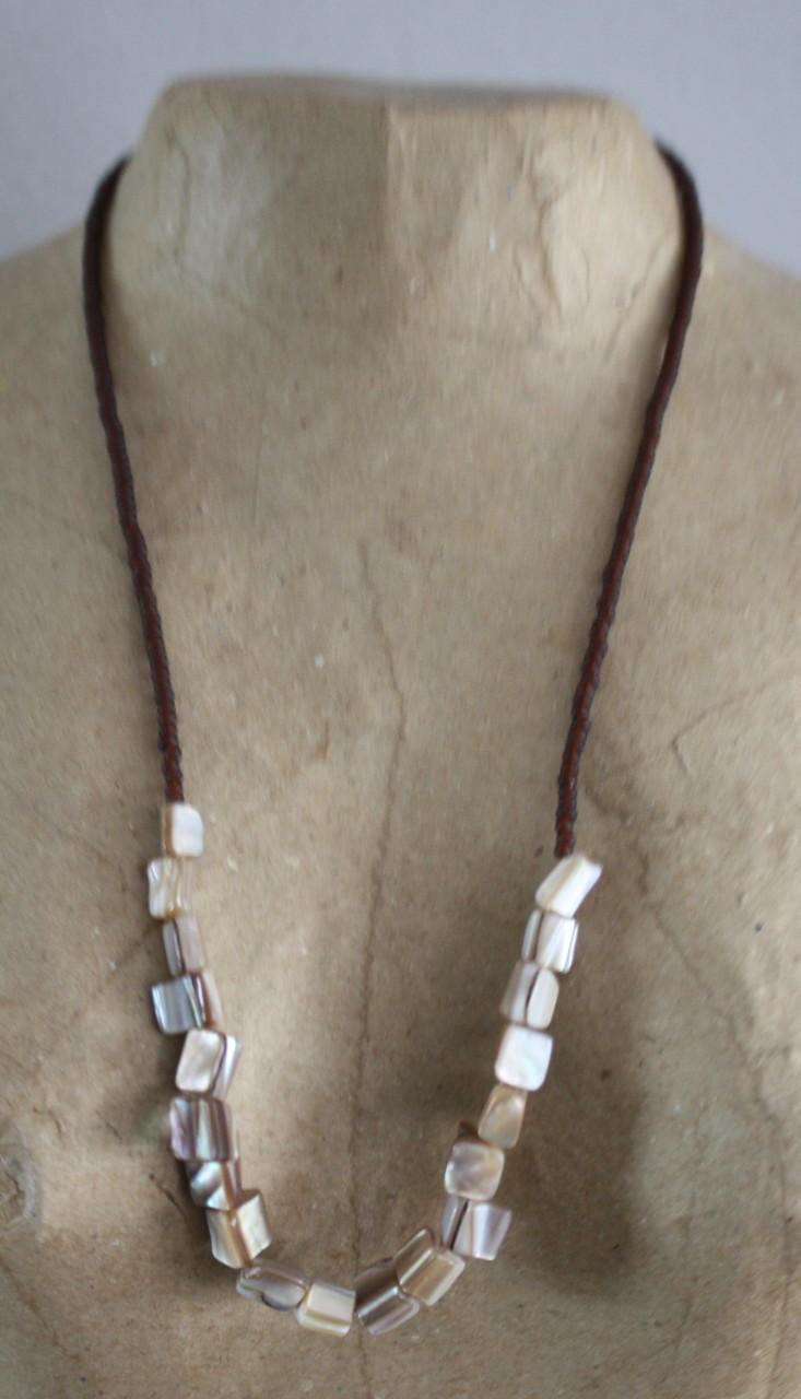 Bruine toutjes ketting met parelmoer kralen