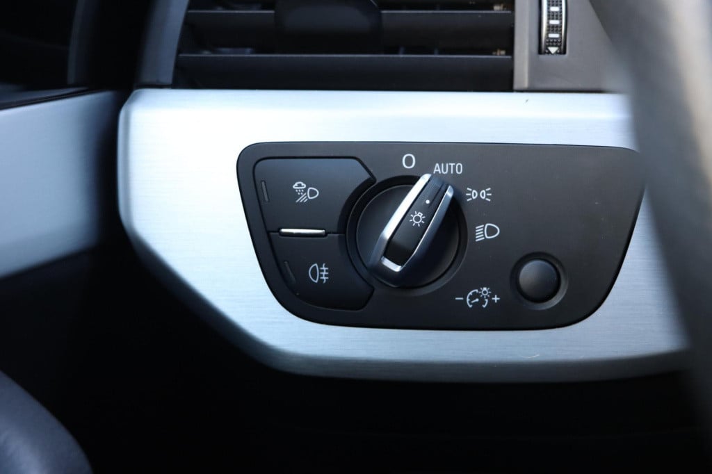 Audi A4 limousine 35 tfsi s edition 150pk s-tronic