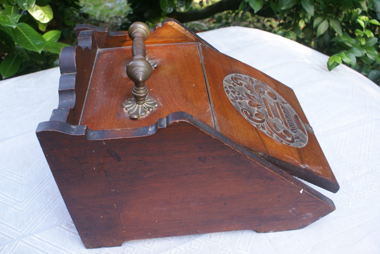 Houten kolenbak met schep