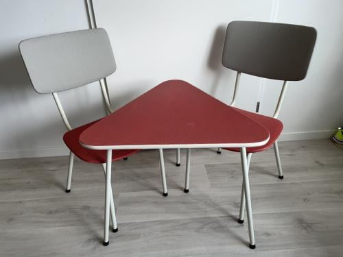Vintage set, tafeltje en twee stoelen.