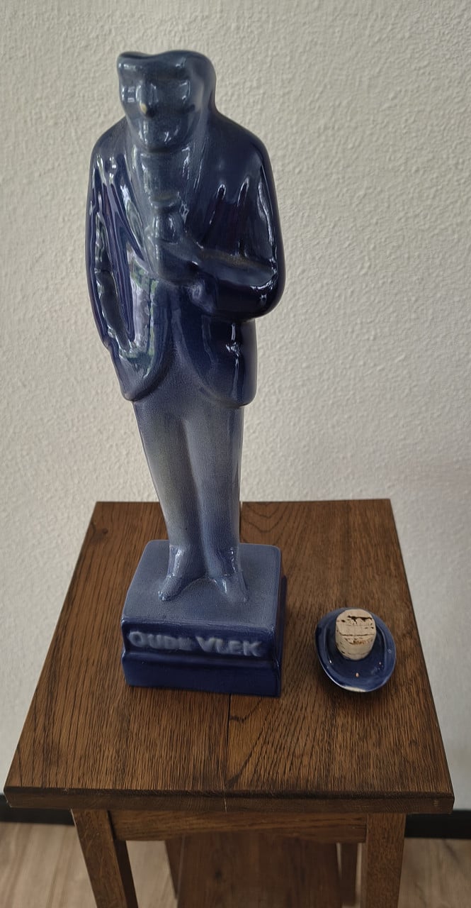 Beeldje en fles Oude Vlek jenever