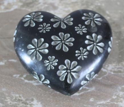 Zwart zware stenenhart met bloemen print