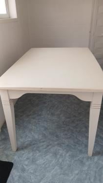 Tafel en 5 stoelen
