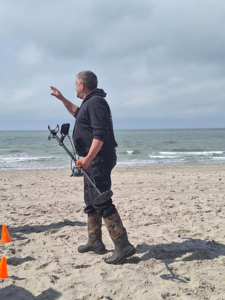 Metaaldetector activiteiten op strand