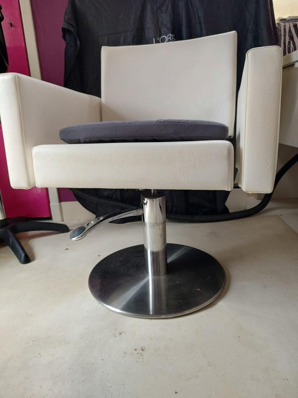 Kappersstoel met complete uitrusting