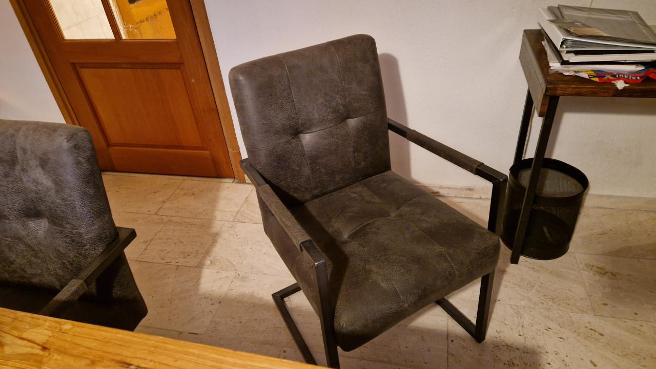 Eettafel met 6 stoelen