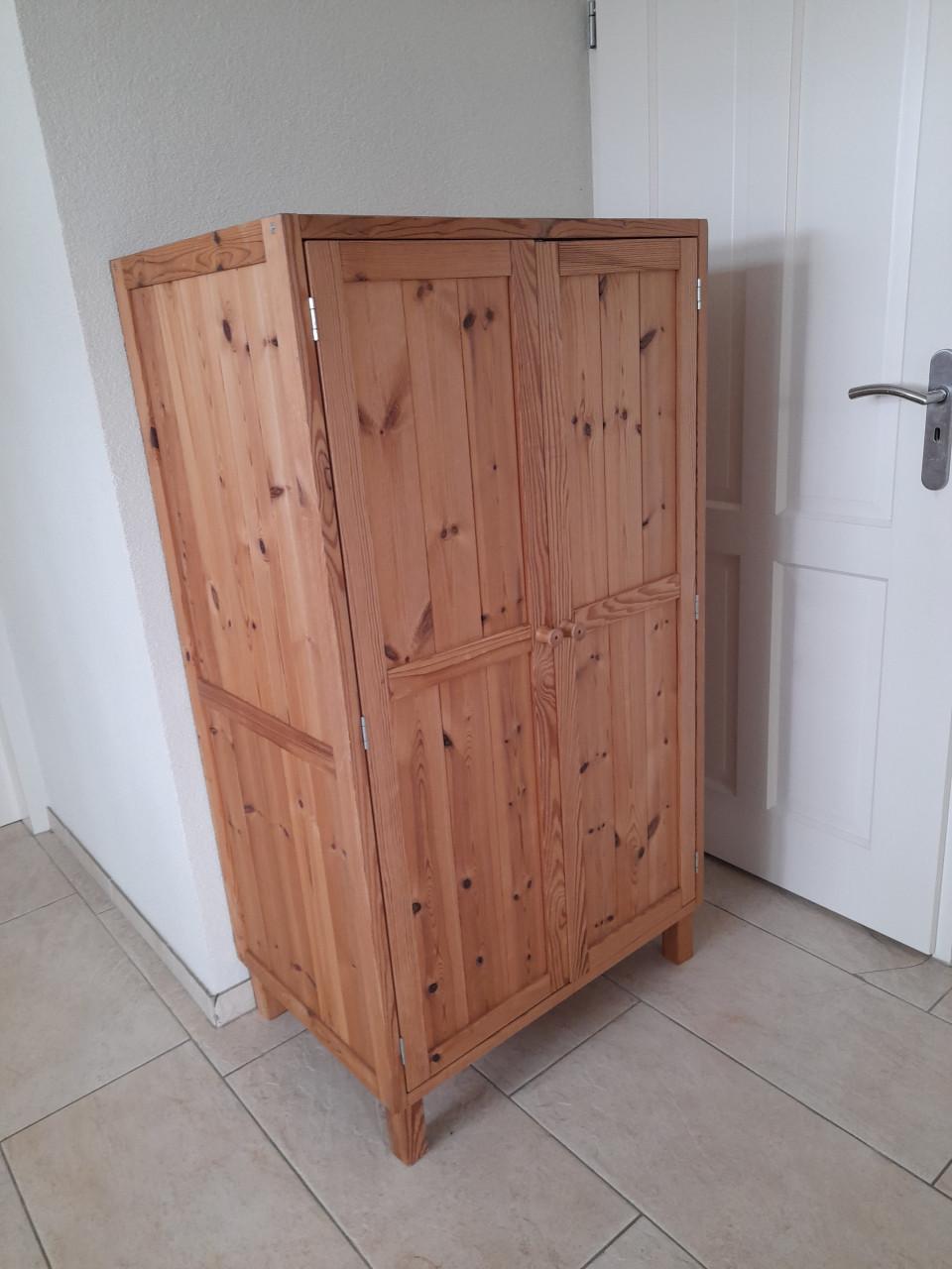 Massief houten Linnenkast   75 x 52 x 136H (in goede staat )