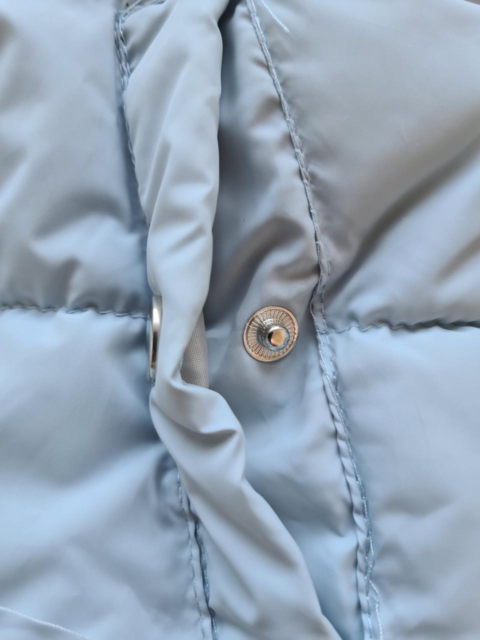 Nieuwe Lichtblauwe gewatteerde pufferjas 146-152 capuchon en teddy voering