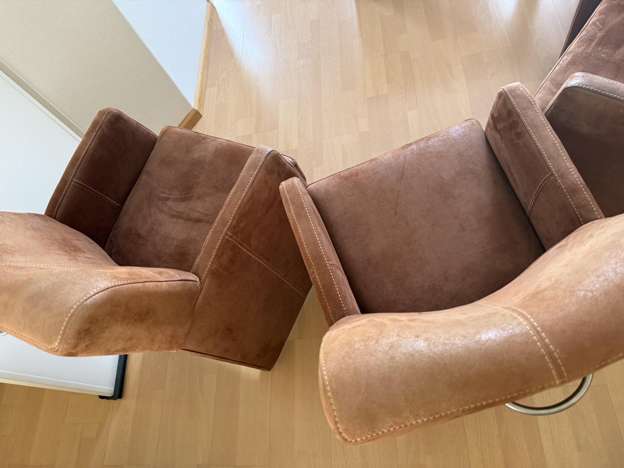 Eettafel (teak) en 4 bijbehorende heel goed zittende stoelen.