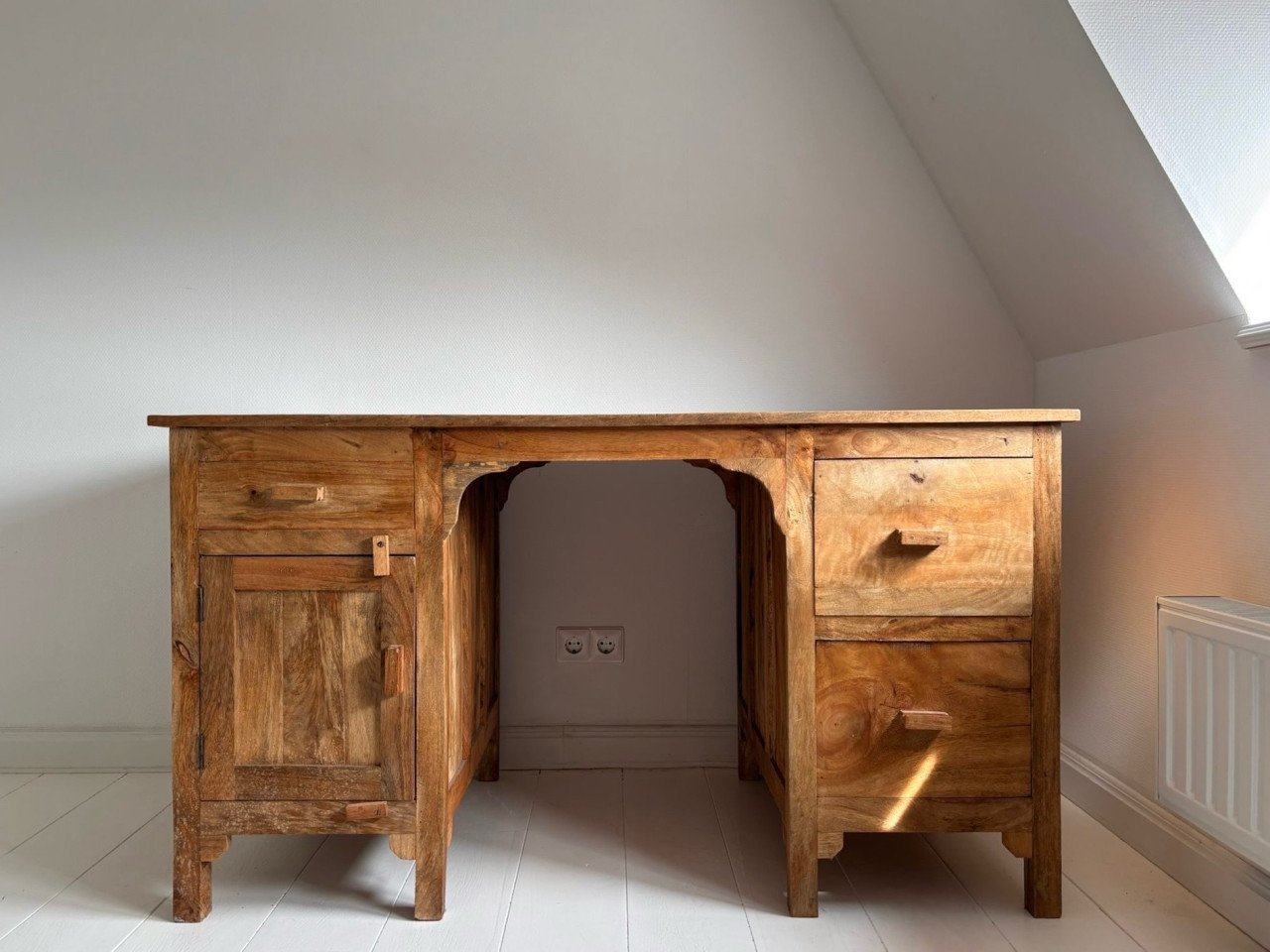 Mooi houten bureau - authentiek en stevig