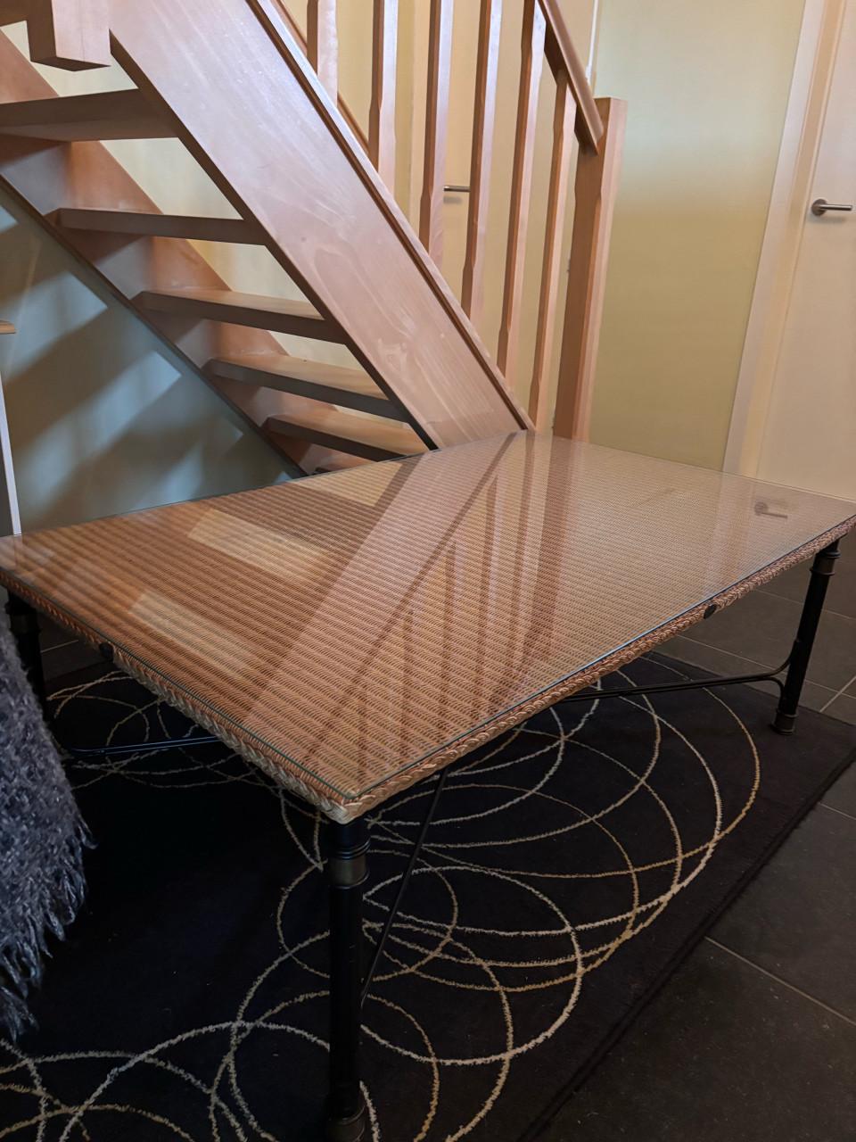 Gratis! tafel met glazen blad.