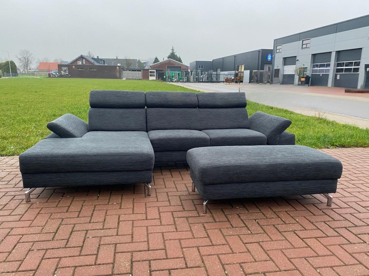 GRATIS LEVERING HEEL NL Montel Grjs Stoffen Hoekbank + Hocker