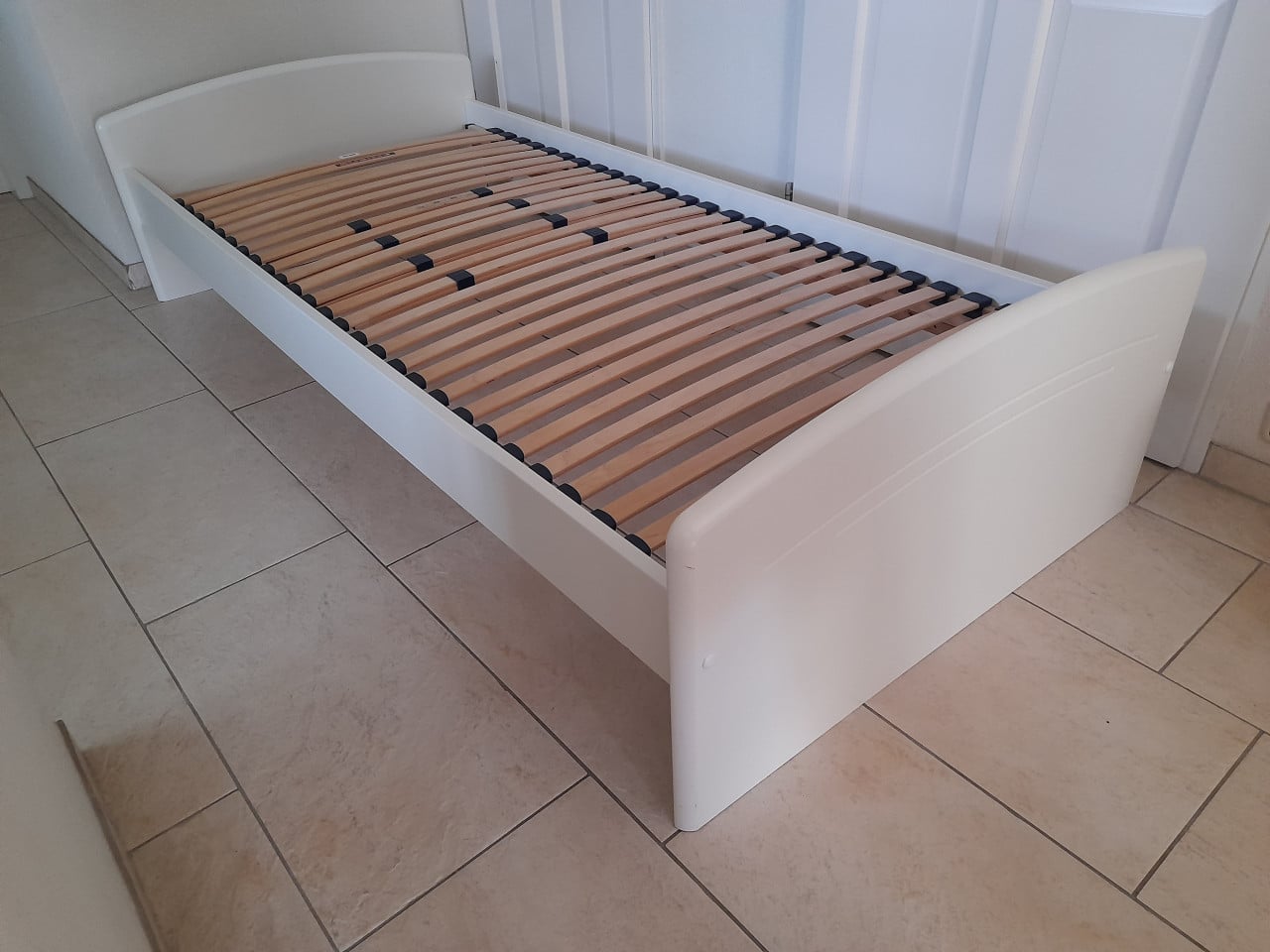 1 persoons bed 90 x 200 (in goede nette staat )
