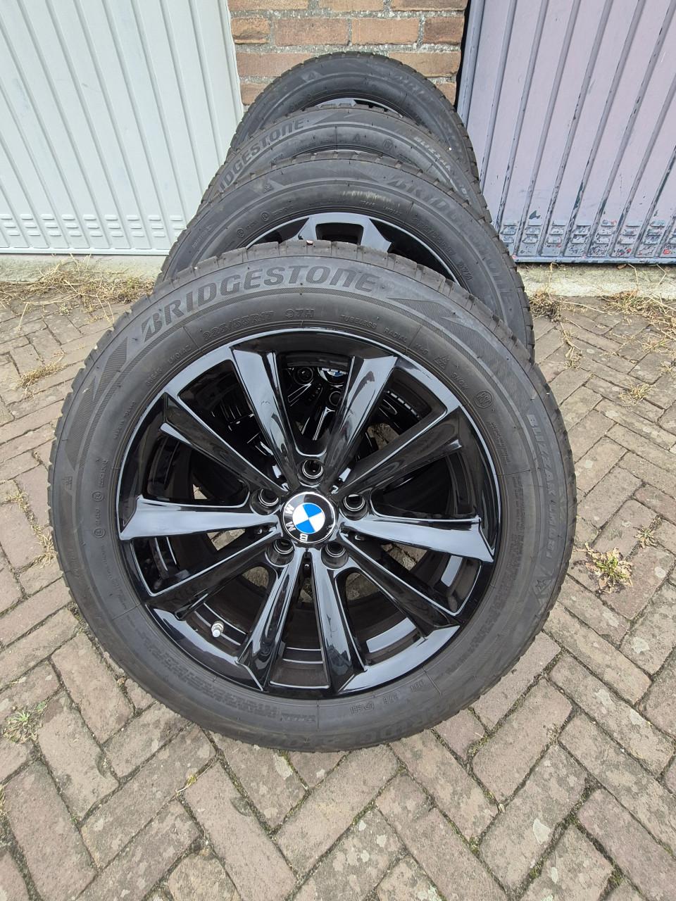 BMW winterbanden 225/55/R17met zwarte velgen