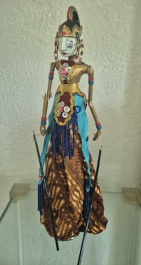 Vintage Indonesische wajang pop  (prins Arjuna?)  Handgemaakt,