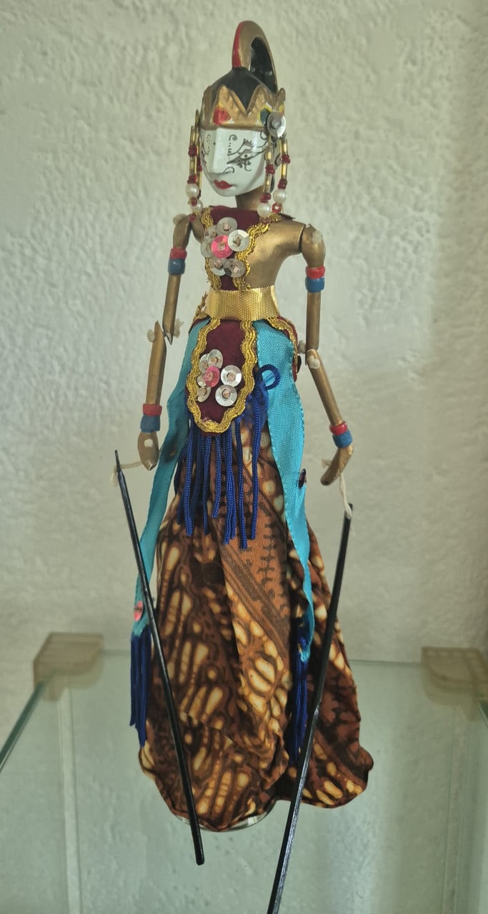 Vintage Indonesische wajang pop  (prins Arjuna?)  Handgemaakt,