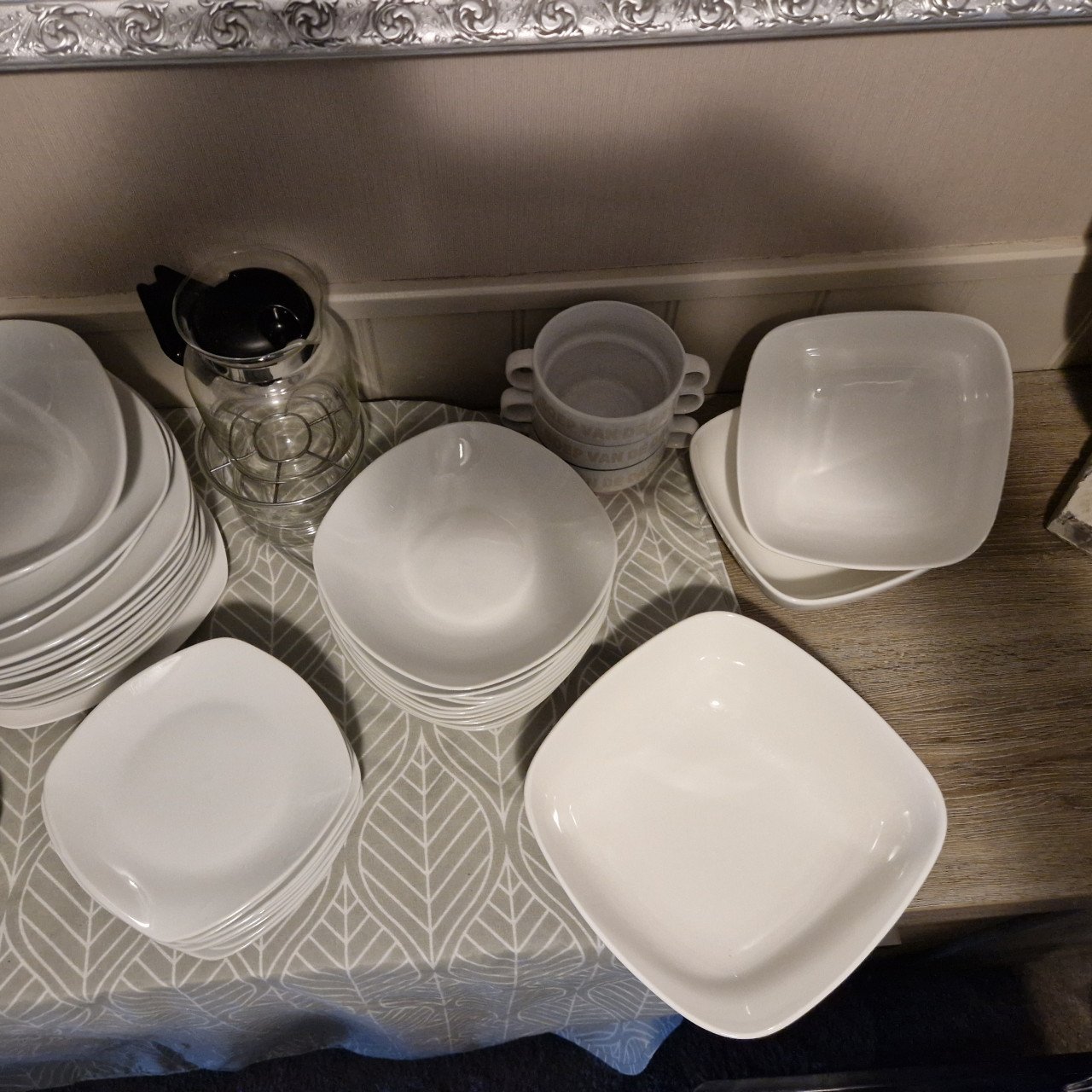 Wegens andere kleur witte borden schalen bekers