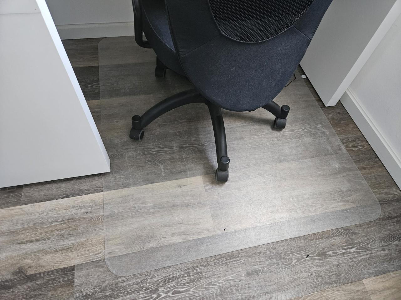 Bureau met bureaustoel en accessoires