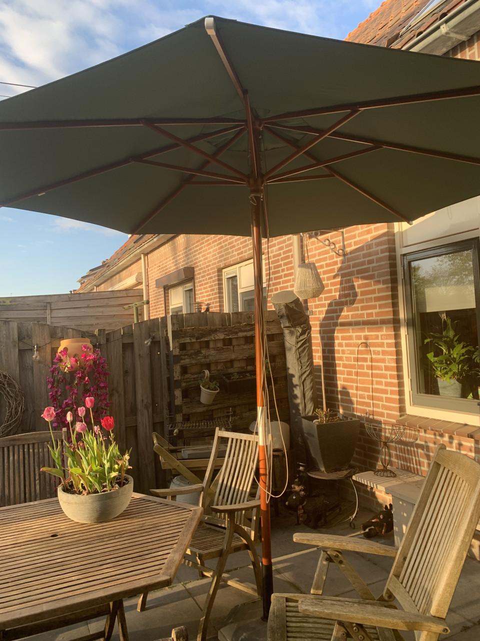 Gloednieuwe groene parasol met een diameter van 3 meter Met betonnen voet