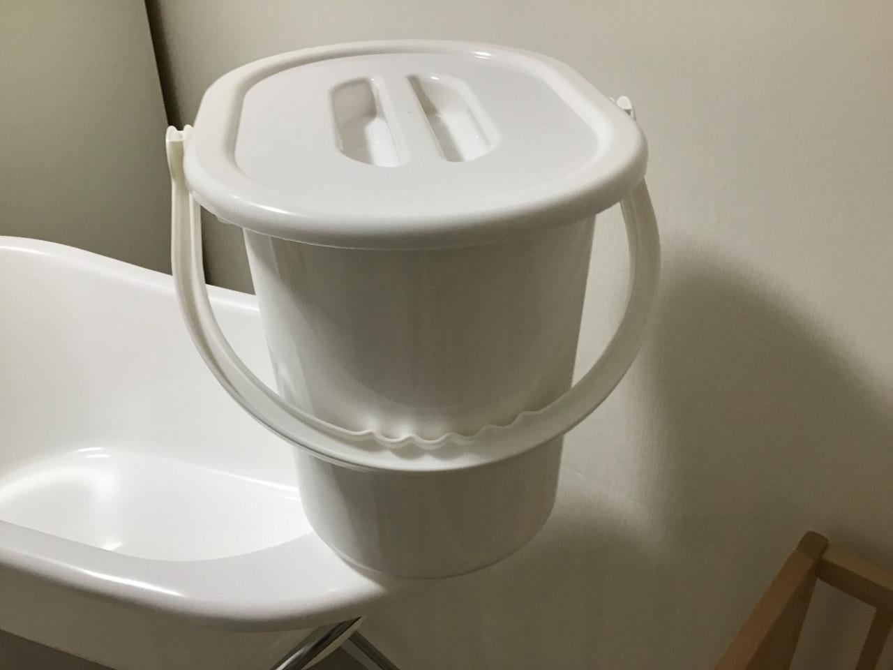 Baby badje + standaard, luieremmer en bijbehorende waskom.