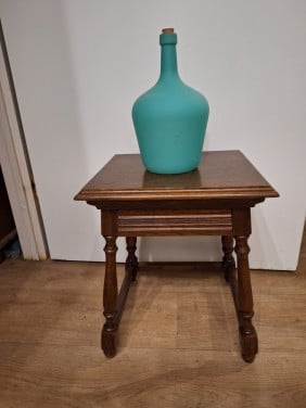Houten tafeltje met lade