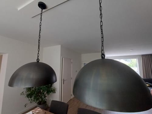 2 hanglampen metaal