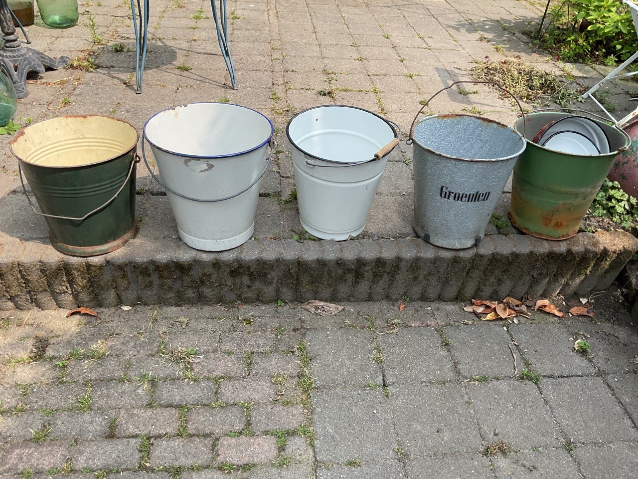 Oude emaille emmers
