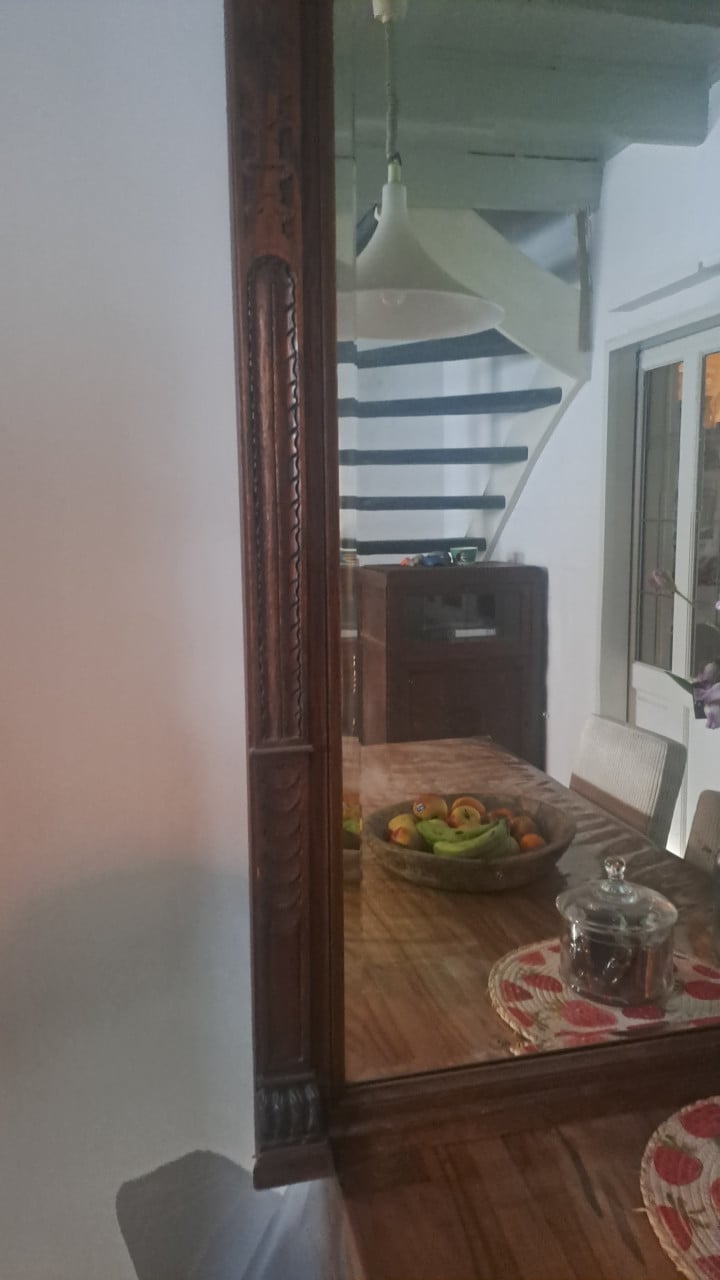 Grote houten spiegel met houtsnijwerk, 177,5 cm hoog