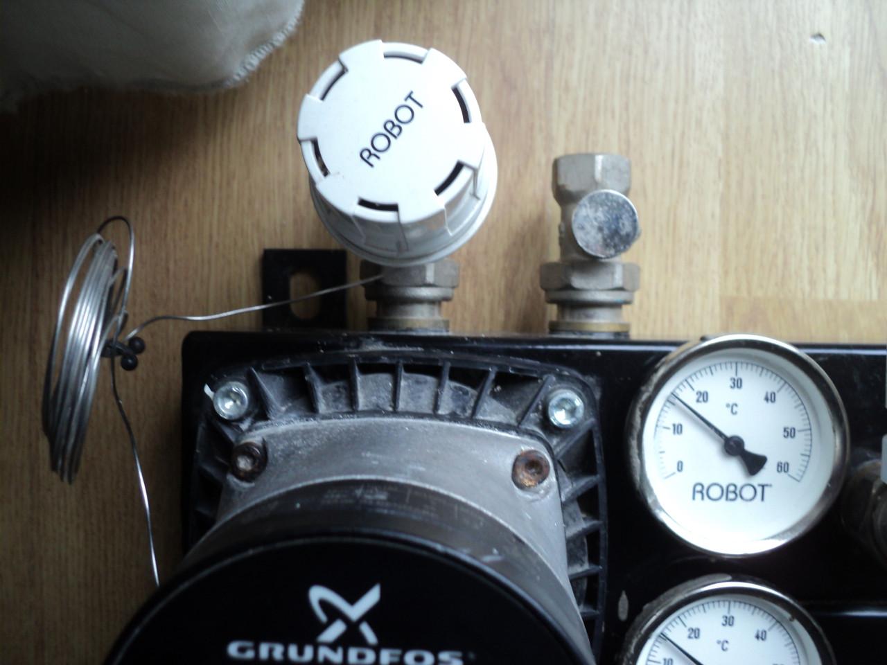 Vrijwel nieuwe 4 groep verdeler vloerverwarming ENERGI ZUINIGE pomp