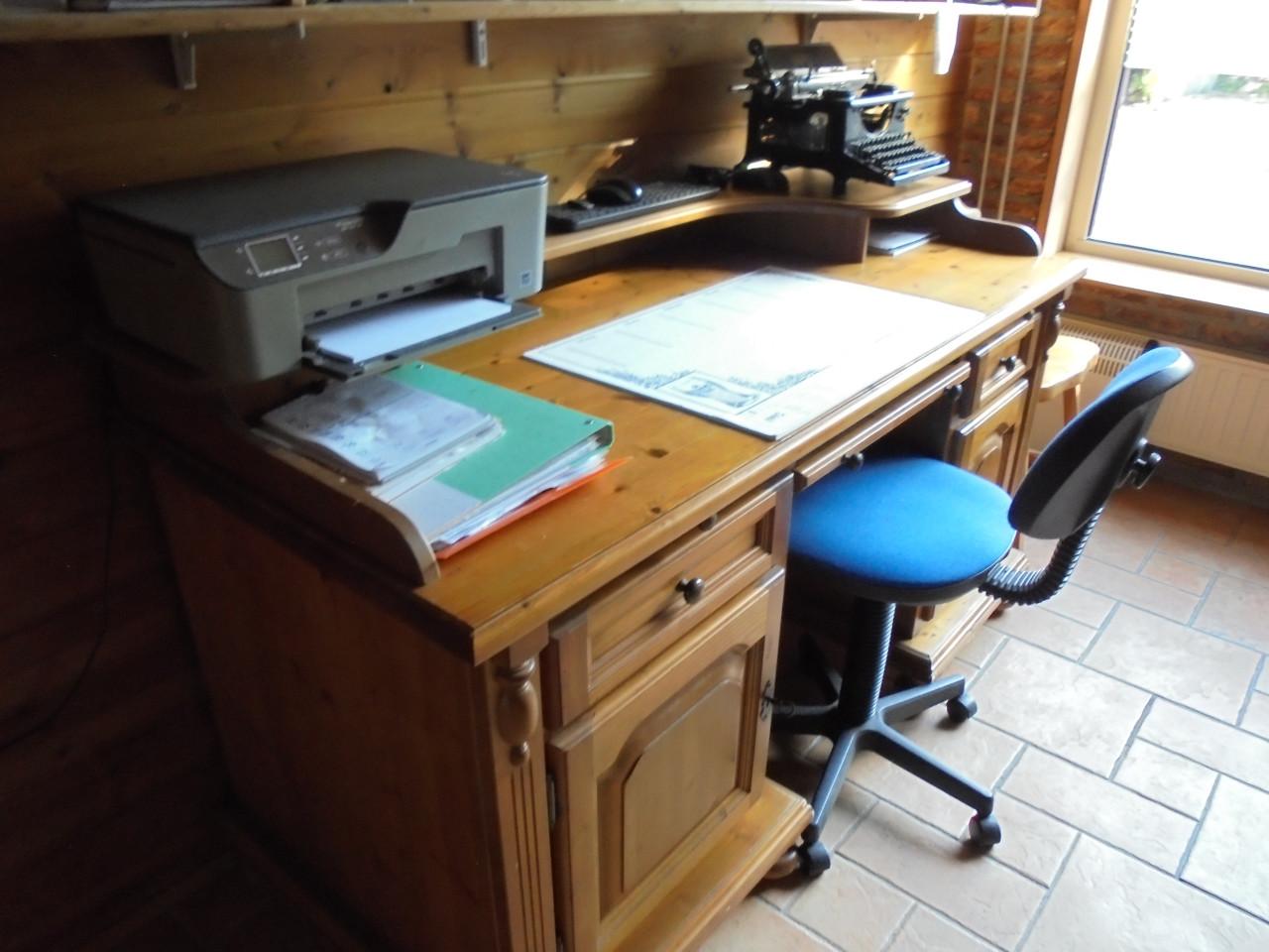 Bureau en boekenkast