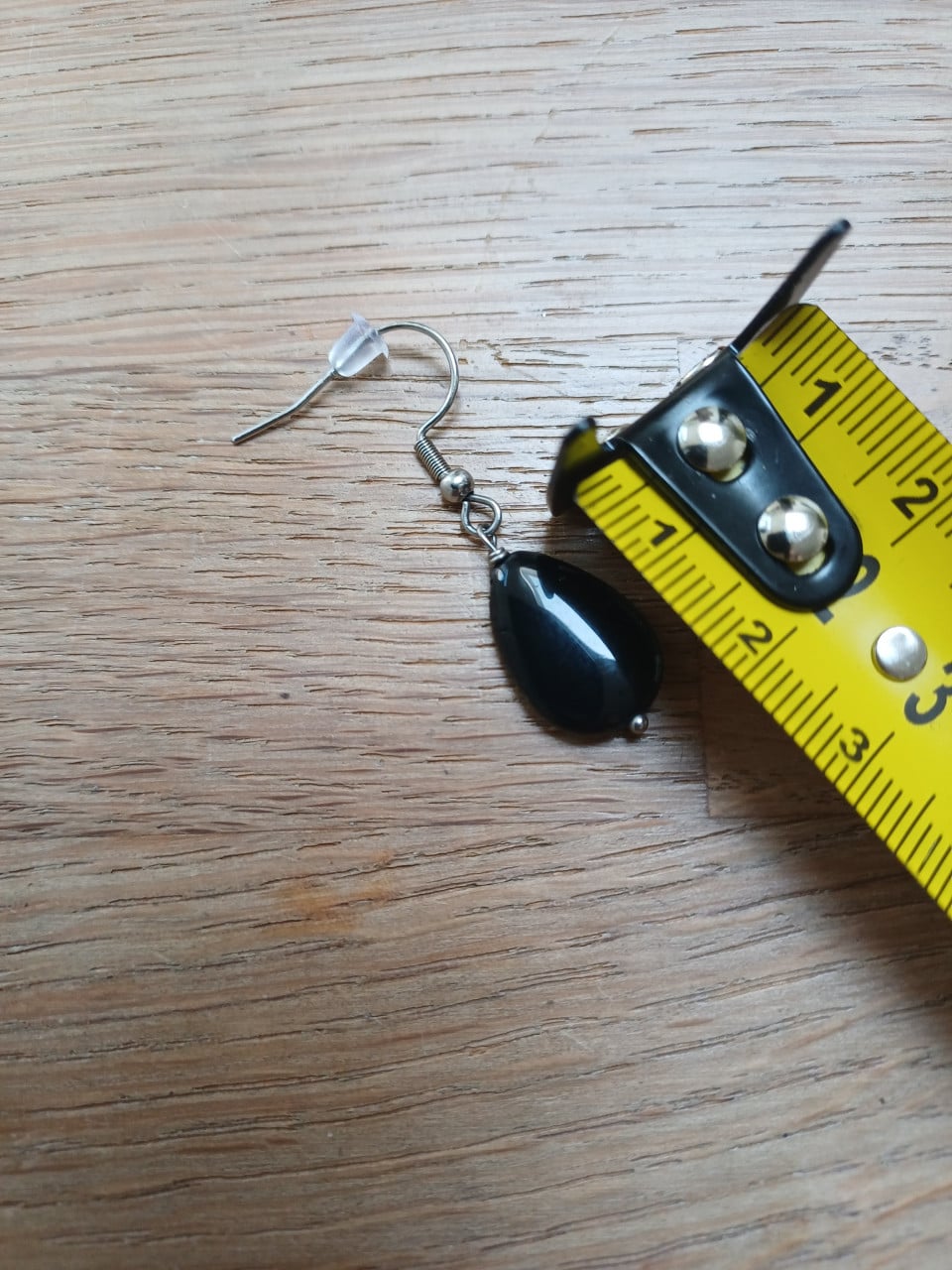 Leuke Zusss oorhangers, verzilverd met een zwart 'steentje'