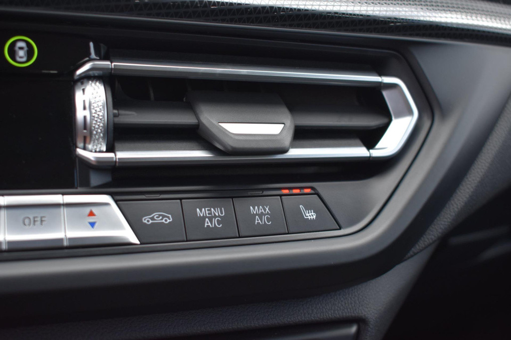 BMW 1 Serie 118i sport line | stoelverwarming | apple carplay | android aut