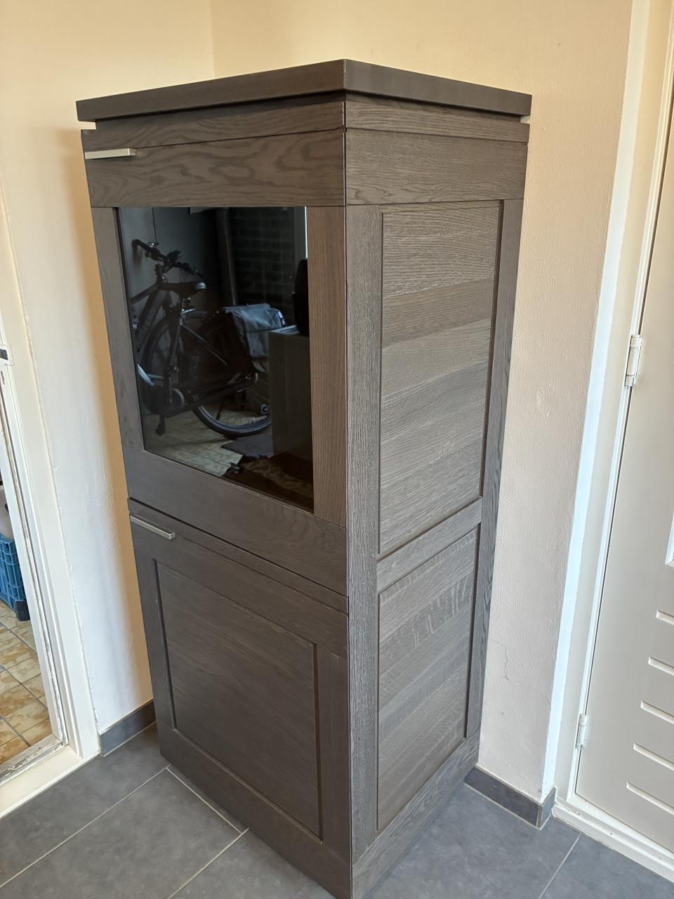 Wandkast donkerbruin.