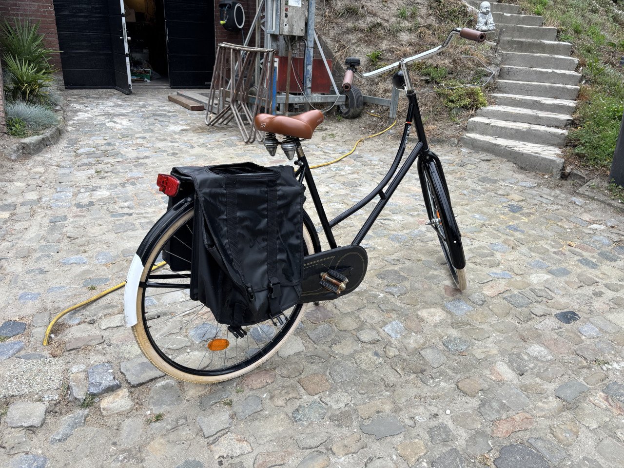 Zwarte oma fiets met zijtassen, framemaat 53cm (volwassen maat)