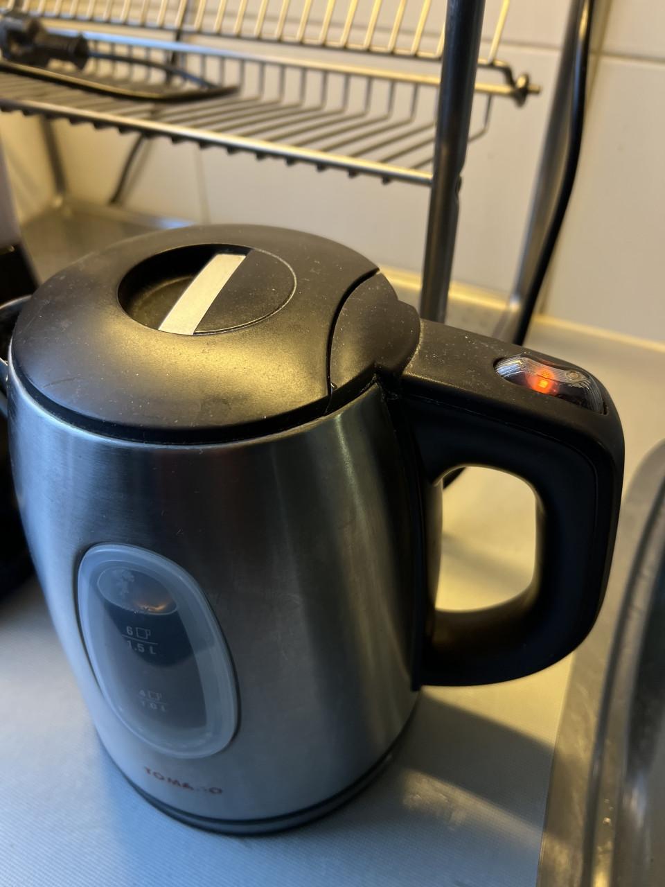 Philips Koffiezetapparaat HD7448/20 en TOMADO rvs waterkoker samen €20,-