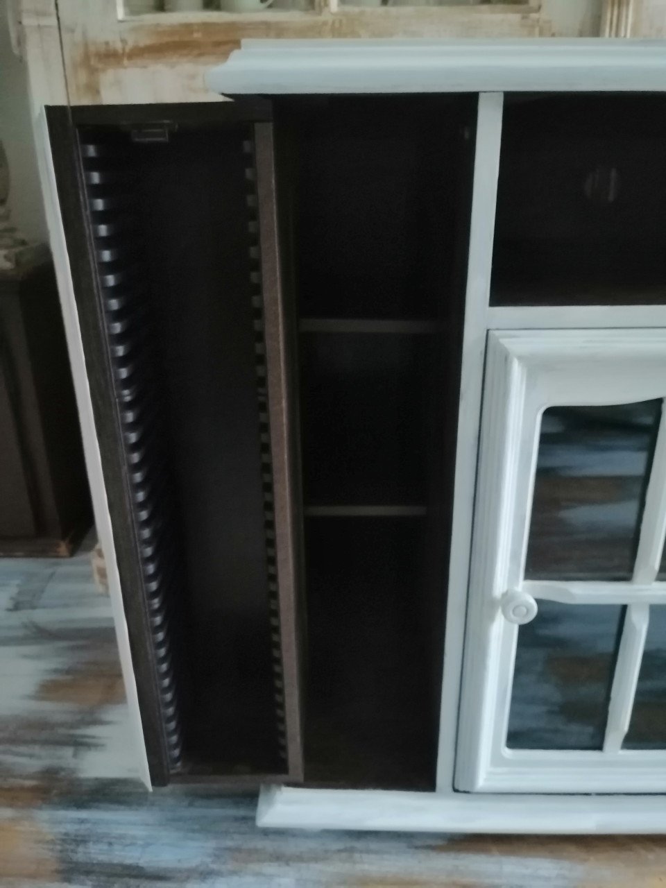 Kast met aan de zijkant openslaande deurtjes