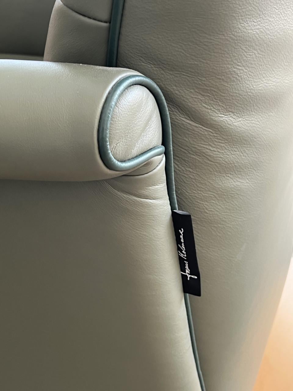 Te koop: twee leren Prominent Relax en Sta-op stoelen Wilson. Ook per stuk