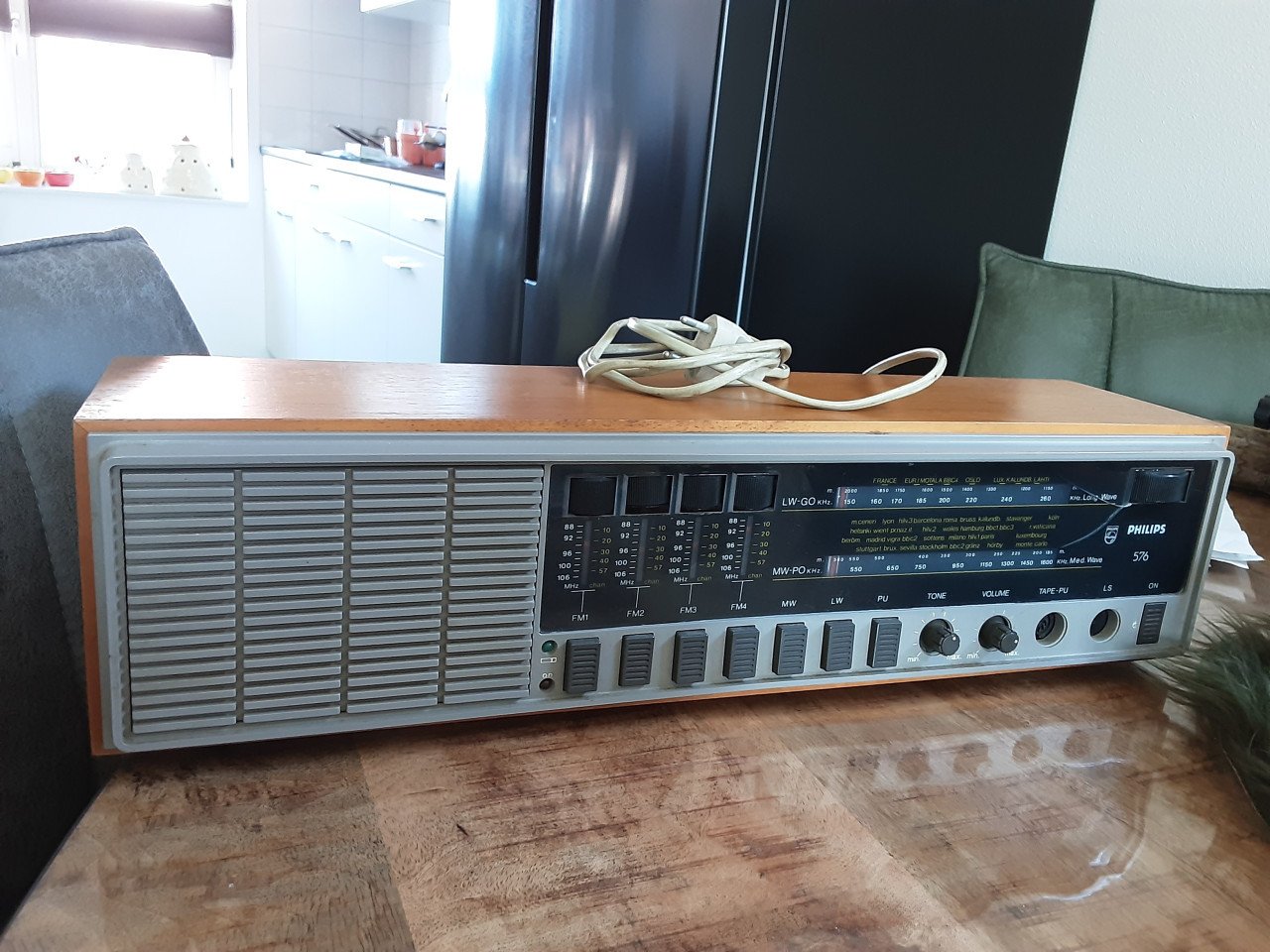 Vintage  Philips  radio moet nagekeken  worden