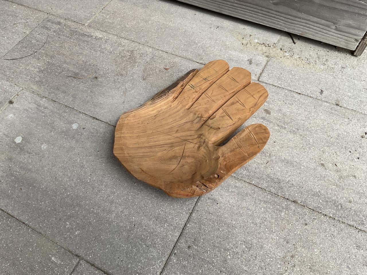 TE KOOP: Grote Houten Hand