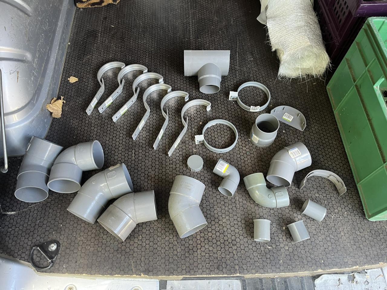 PVC pijpstukken, dakgootbeugel e.d.