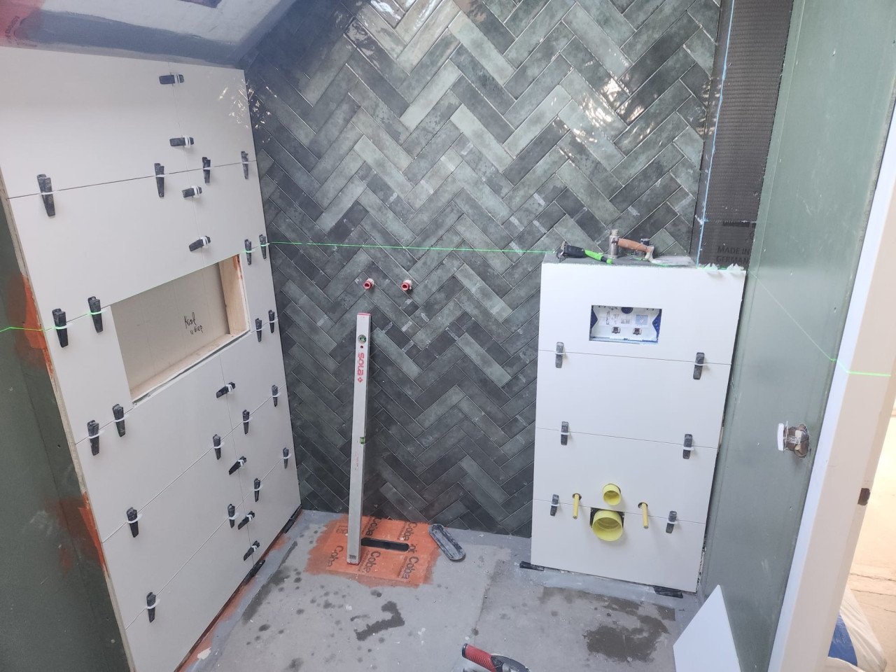 Tegelzetter nodig? Bel/app: 06 21937244 of Mail: jvbtegelzetter@gmail.com