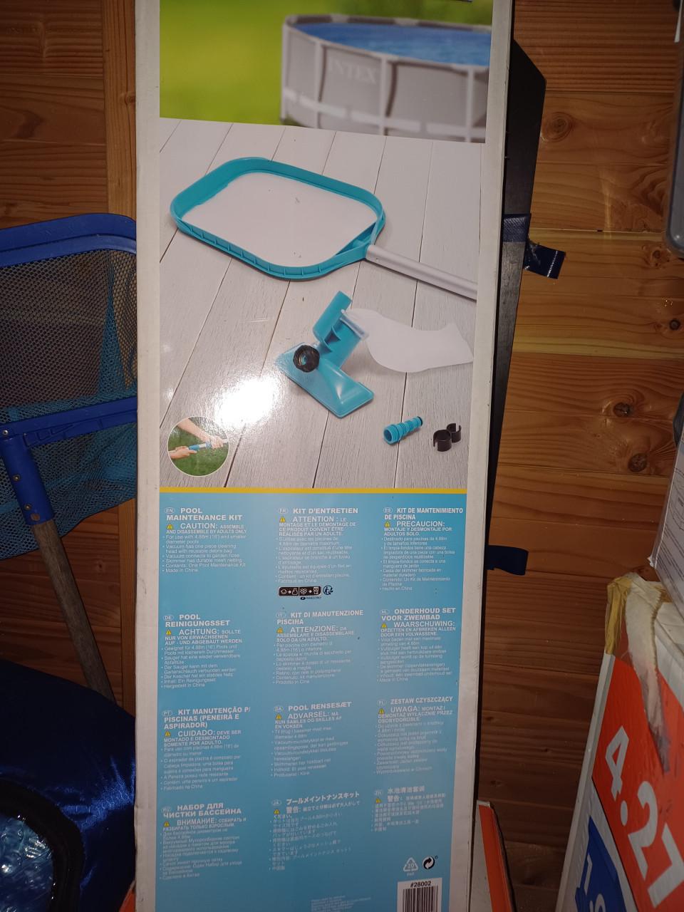 Zwembad met veel toebehoren