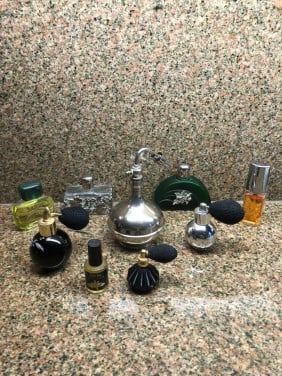 Een setje mooie leuke parfumflesjes, zie de foto’s. Leuk als decoratie.