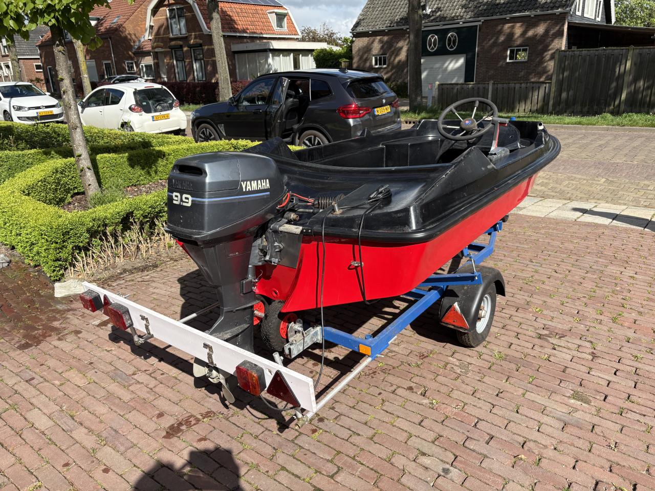Super leuk bootje met afstandbediening elektrische start en trsiler