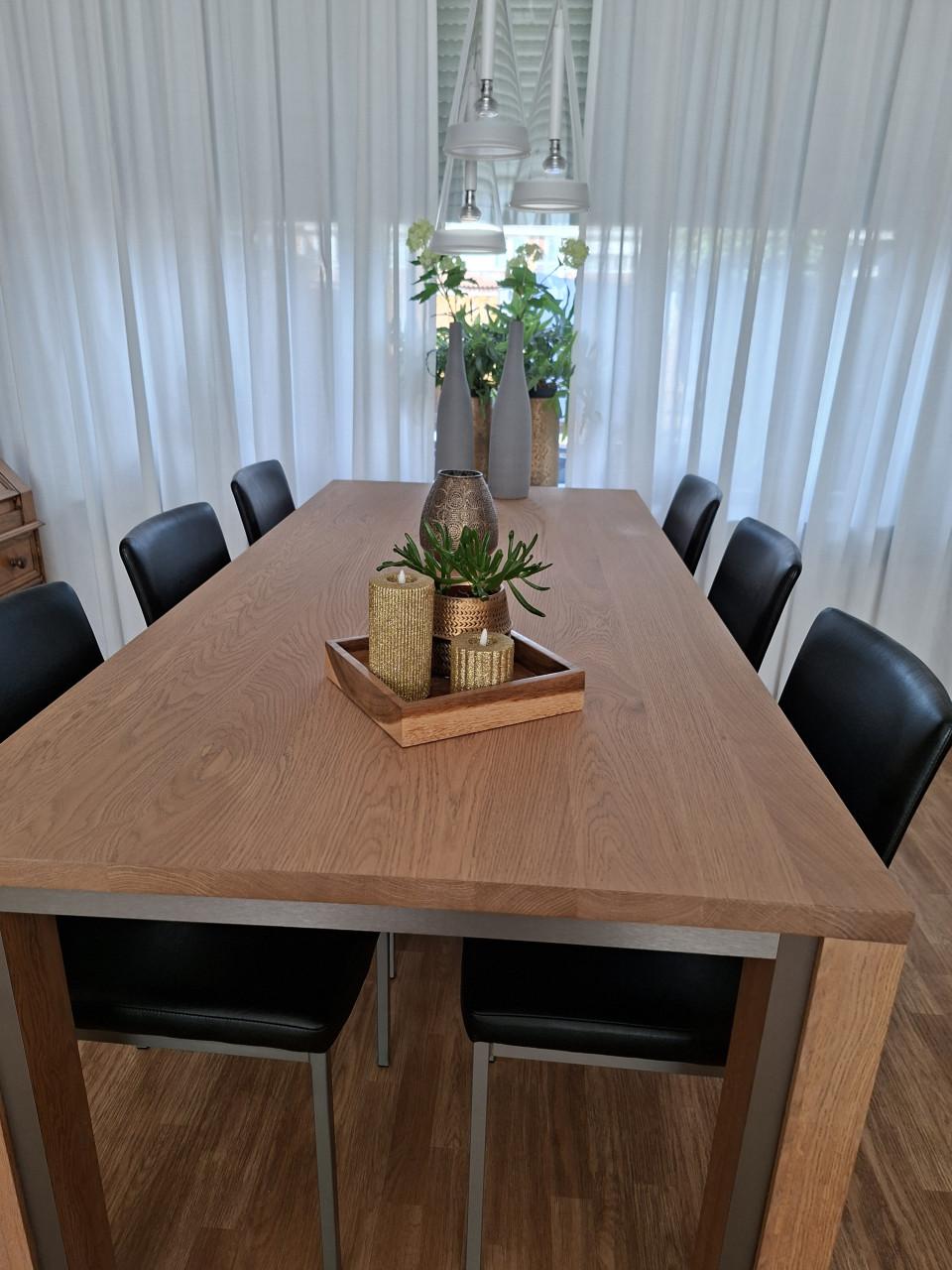Eetkamertafel met 6 stoelen..